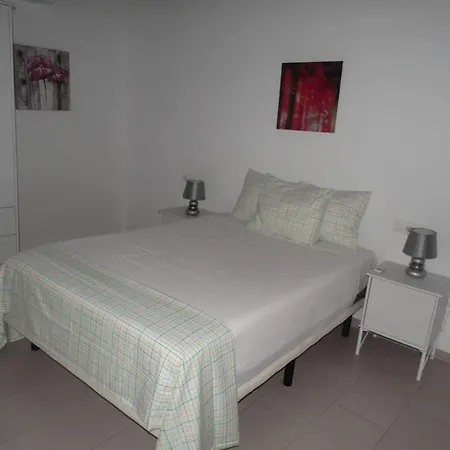 - Nuno Gomez, 24 Apartmán Màlaga